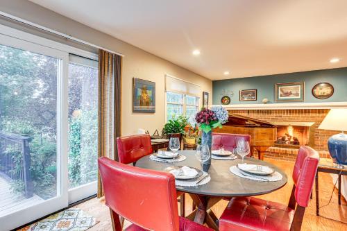 Zona de estar de Spacious Family Home with Deck and Yard in Littleton!