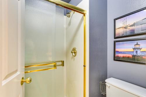 Un baño de Spacious Family Home with Deck and Yard in Littleton!