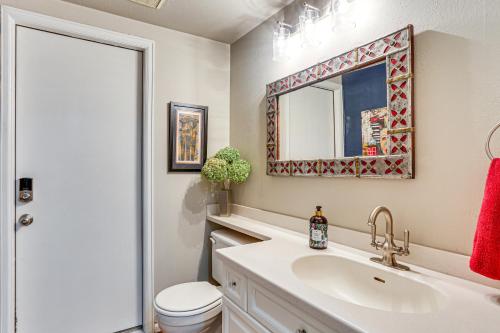 Un baño de Spacious Family Home with Deck and Yard in Littleton!