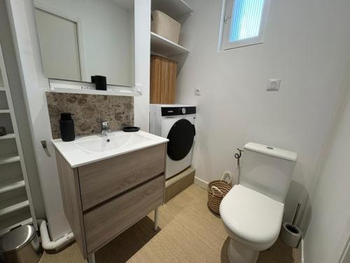 メール・レ・バンにあるLe karma houseの白い洗面台とトイレのあるバスルーム