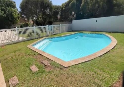 Villa Vredenrust Guesthouseの敷地内または近くにあるプール