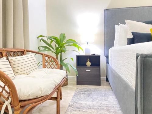 Ένα ή περισσότερα κρεβάτια σε δωμάτιο στο Vacay Suite Private Beach Access Gated Parking