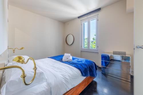 une chambre avec un lit et une fenêtre dans l'établissement Penthouse Milan Center Jacuzzi & Garage, à Milan