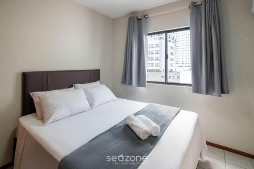 Ένα ή περισσότερα κρεβάτια σε δωμάτιο στο Apto c/ Churrasqueira a 350m da Praia ILH0503