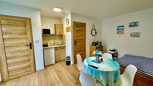 PrzeczyceにあるApartament nr 4 przy Sali Kominkowejのテーブルと椅子とキッチンのある部屋