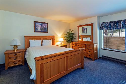 una camera da letto con un letto grande e una finestra di Horizons 4 - Pool & Hot Tub Access a Mammoth Lakes