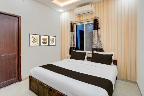 Ένα ή περισσότερα κρεβάτια σε δωμάτιο στο Collection O Sector 14 Udaipur Formerly Hotel JK Inn