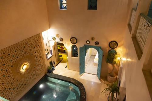 una vista dall'alto di una casa con piscina di Riad La Rose Orientale Marrakech a Marrakech