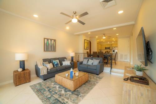 ein Wohnzimmer mit Couch und Tisch in der Unterkunft Colina 7C 3 bdr Garden View in Los Suenos in Herradura