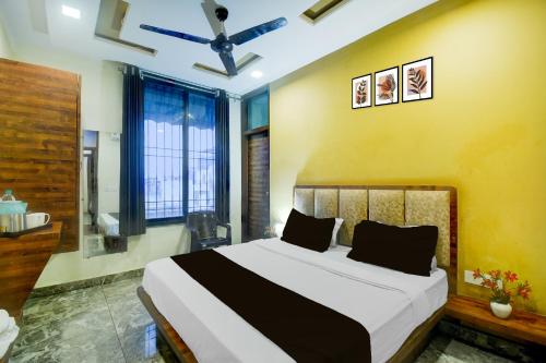 un dormitorio con una cama grande en una habitación en Hotel O JAIPUR ONE, en Jaipur
