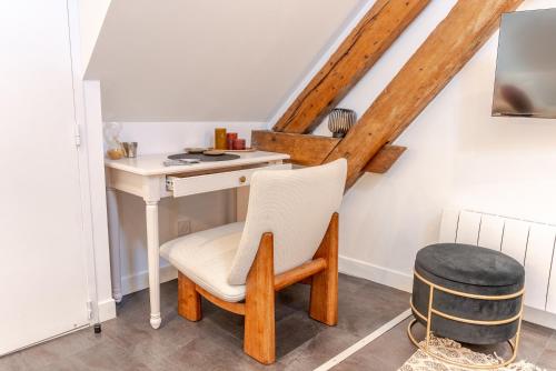 a room with a desk and a chair and a stool at L'authentique, Chic, relaxant et entrée autonome in Coulommiers