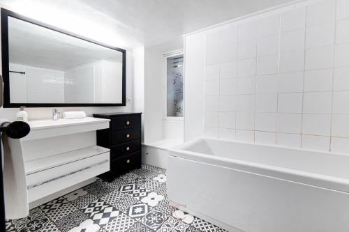 a bathroom with a tub and a sink and a mirror at Disneyland-Paris-15 min, Maison atypique, 10 pers in Chanteloup-en-Brie
