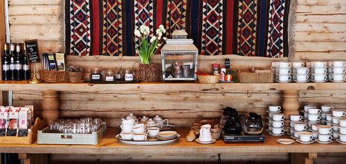 een houten plank met bekers en borden erop bij Grotli Høyfjellshotell in Grotli