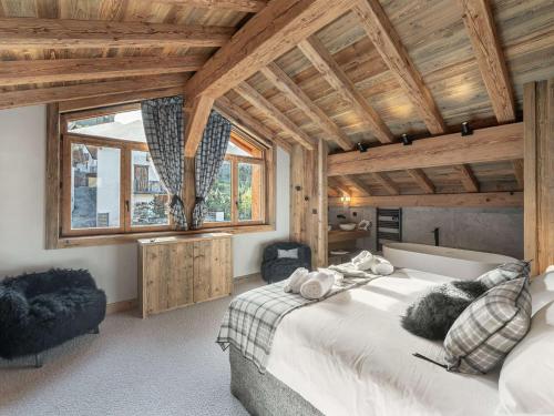 Ένα ή περισσότερα κρεβάτια σε δωμάτιο στο Chalet d'exception avec piscine, spa et hammam - 14 pers., Saint Martin de Belleville - FR-1-570-54