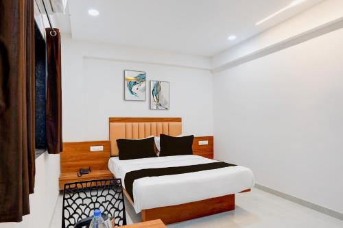 a bedroom with a bed in a room at Hotel O Avaanti in Pune