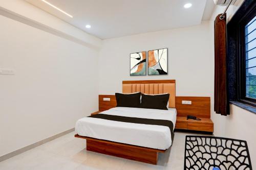 a bedroom with a bed in a room at Hotel O Avaanti in Pune