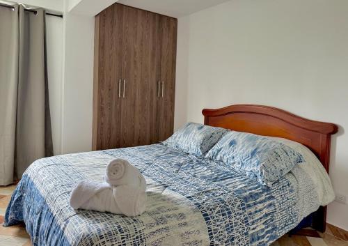 a bedroom with a bed with a towel on it at GURUS FR Luminoso Amplio Cómodo en excelente ubicación in Pereira