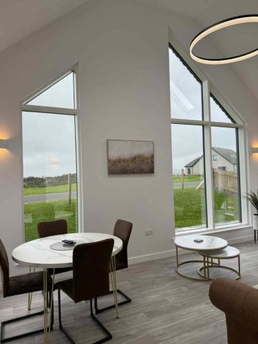 Posezení v ubytování Stylish Cosy Stunning View Villa in Kirkwall, Free Parking and WiFi