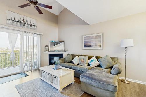 Χώρος καθιστικού στο Bethany Bay --- 30381 Crowley Drive Unit #318