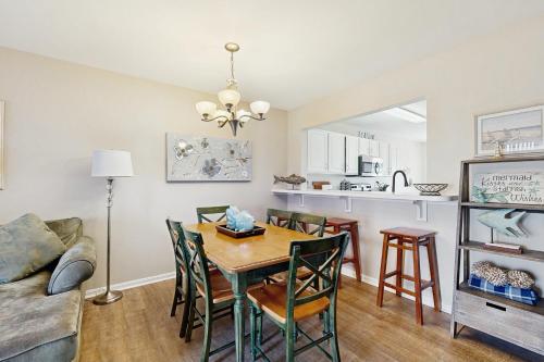 Η κουζίνα ή μικρή κουζίνα στο Bethany Bay --- 30381 Crowley Drive Unit #318