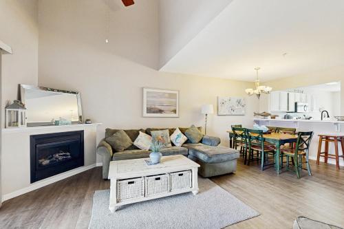 Η κουζίνα ή μικρή κουζίνα στο Bethany Bay --- 30381 Crowley Drive Unit #318