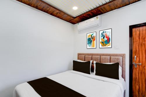 a bedroom with a bed and a wooden ceiling at HOTEL O DEVARA GRAND in Maula Ali