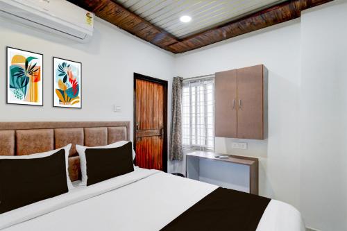 a bedroom with a large bed and a kitchen at HOTEL O DEVARA GRAND in Maula Ali