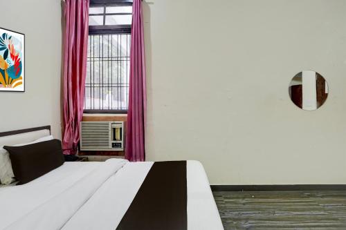 Una cama o camas en una habitación de Hotel O Krishna Villa