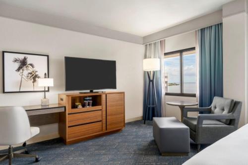 Μια τηλεόραση ή/και κέντρο ψυχαγωγίας στο DoubleTree by Hilton Tampa Rocky Point Waterfront