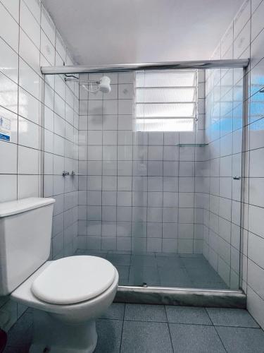 ペトロポリスにあるDom Pedro Hotelのトイレとガラスのシャワー付きのバスルーム