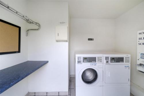 a laundry room with a washer and dryer at Best Western Arcata Inn in Arcata