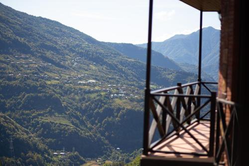 Pemandangan gunung umum atau pemandangan gunung yang diambil dari hotel