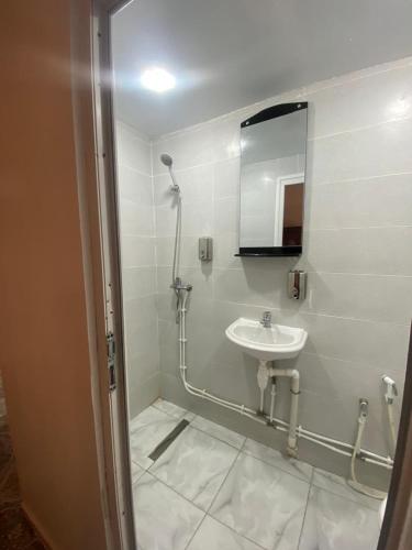 a bathroom with a sink and a mirror at Family Lounge in Matriouene