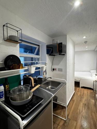 Kuchyň nebo kuchyňský kout v ubytování Townhouse Studio with Kitchen & Ensuite - Great Location