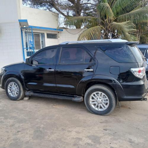 un suv noir garé devant une maison dans l'établissement Paradise House, à Dakar