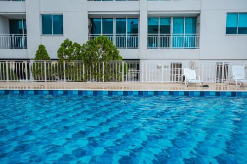 ein Schwimmbad vor einem Gebäude in der Unterkunft Rodadero Gaira - Apto con piscina a 2 cuadras de la playa in Rodadero