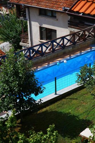 Bazén v ubytování Mountain View ECOVILLA nebo v jeho okolí