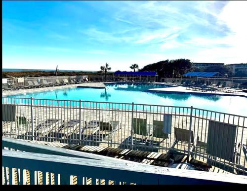 Πισίνα στο ή κοντά στο Tranquil lagoon view 2 BR condo on Hilton Head Island