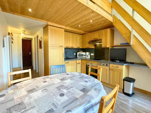 Appartement cosy à 50m des pistes, 2 pièces pour 6 personnes, balcon et services disponibles - FR-1-452-205