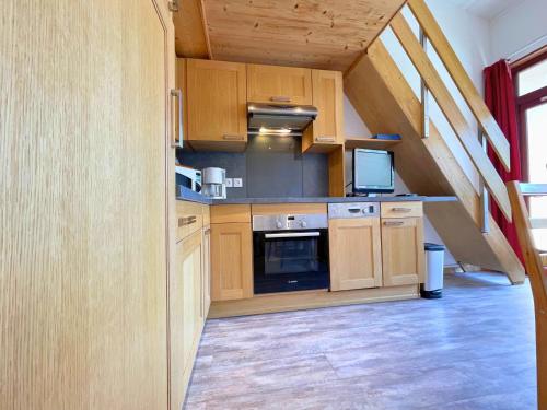 Appartement cosy à 50m des pistes, 2 pièces pour 6 personnes, balcon et services disponibles - FR-1-452-205