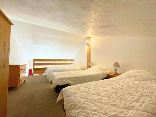 Appartement cosy à 50m des pistes, 2 pièces pour 6 personnes, balcon et services disponibles - FR-1-452-205