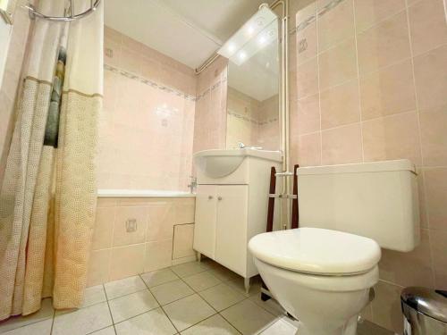 Appartement cosy à 50m des pistes, 2 pièces pour 6 personnes, balcon et services disponibles - FR-1-452-205