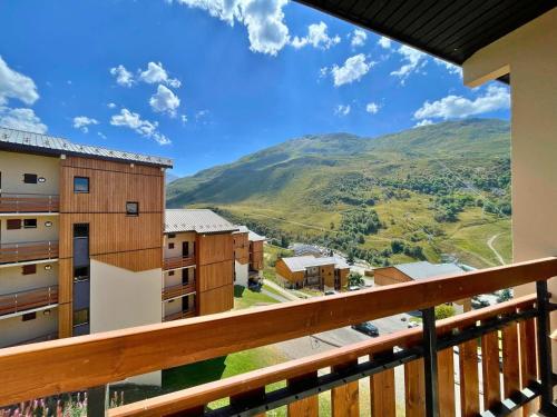 Appartement cosy à 50m des pistes, 2 pièces pour 6 personnes, balcon et services disponibles - FR-1-452-205