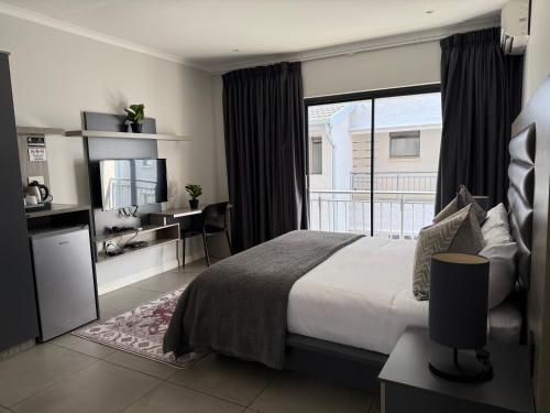 Postel nebo postele na pokoji v ubytování Sandton Guest Room at Middle