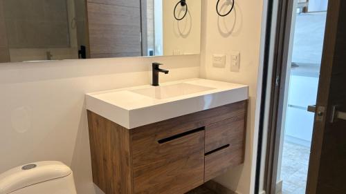 a bathroom with a sink and a toilet at Exclusivo Aparta Suite en el Rodadero Ideal para 4 pax in Santa Marta
