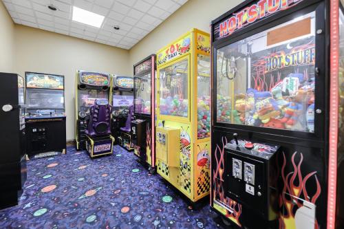 a row of arcade games in a room at Family 1BR 2 Queen Beds Sofa Orlando in Orlando