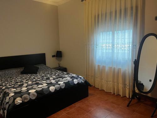 Un dormitorio con una cama y una ventana grande. en Cortijo Algüit, en Vélez Blanco