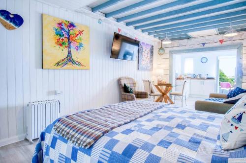 Postel nebo postele na pokoji v ubytování The Studio At Raymond House - Penally - Tenby