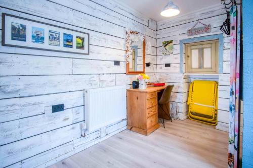 Kuchyň nebo kuchyňský kout v ubytování The Studio At Raymond House - Penally - Tenby