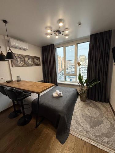 a room with a desk and a table with a keyboard at Апартамети люкс класу in Kyiv